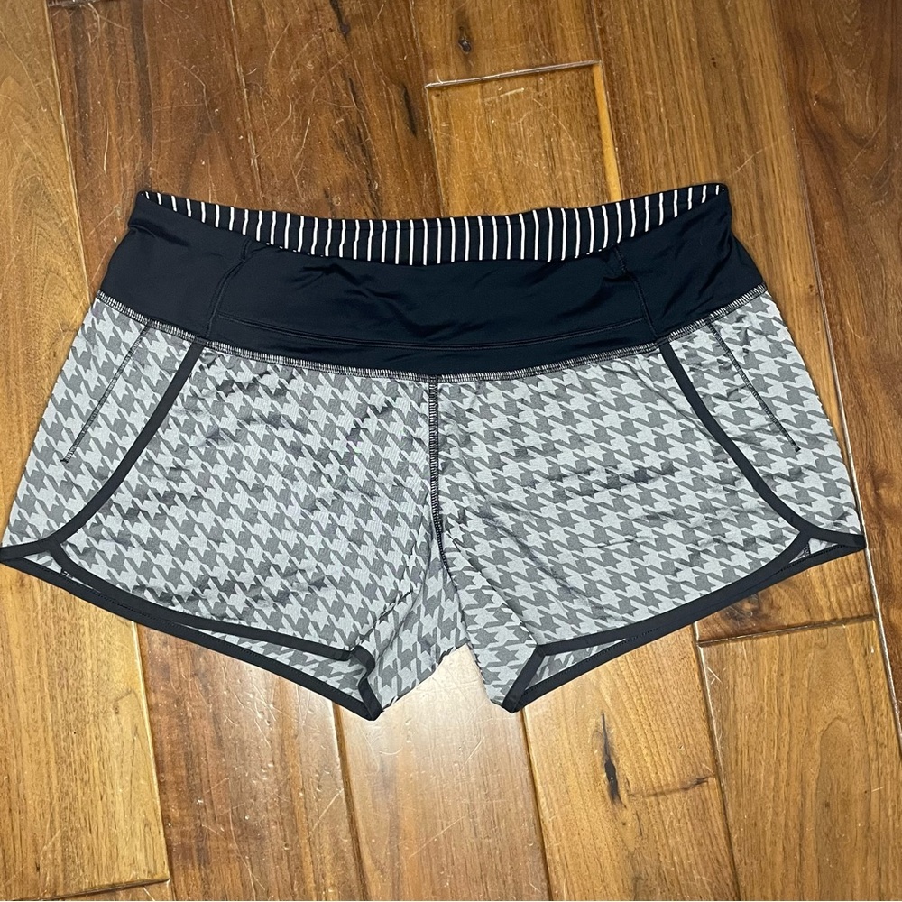 Lululemon Lined Short Size 10 Black/Grey Houndstooth Design zipper back pocket